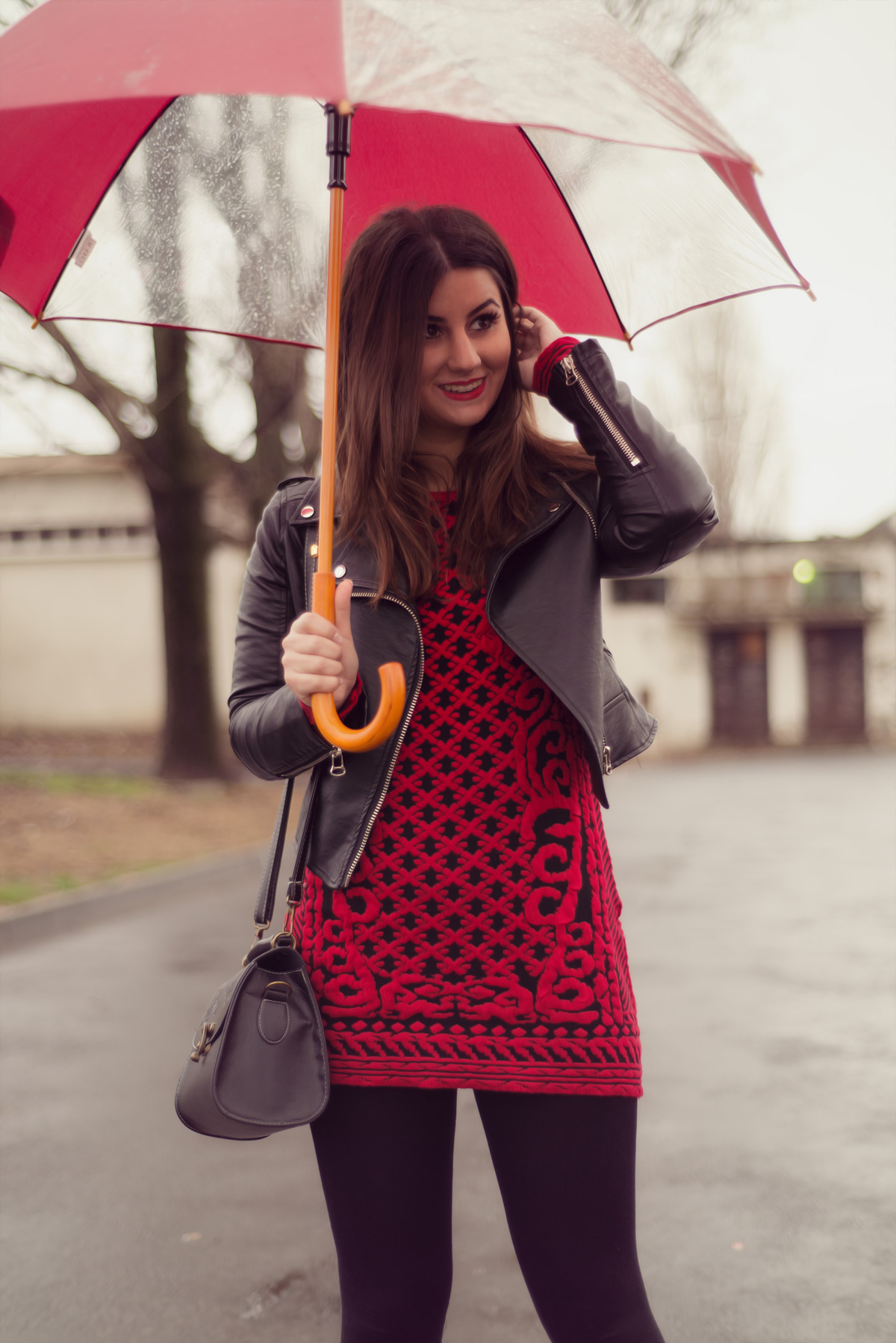 tinuta rochie tricotata rosie pentru zilele ploioase iulia andrei fashion blog