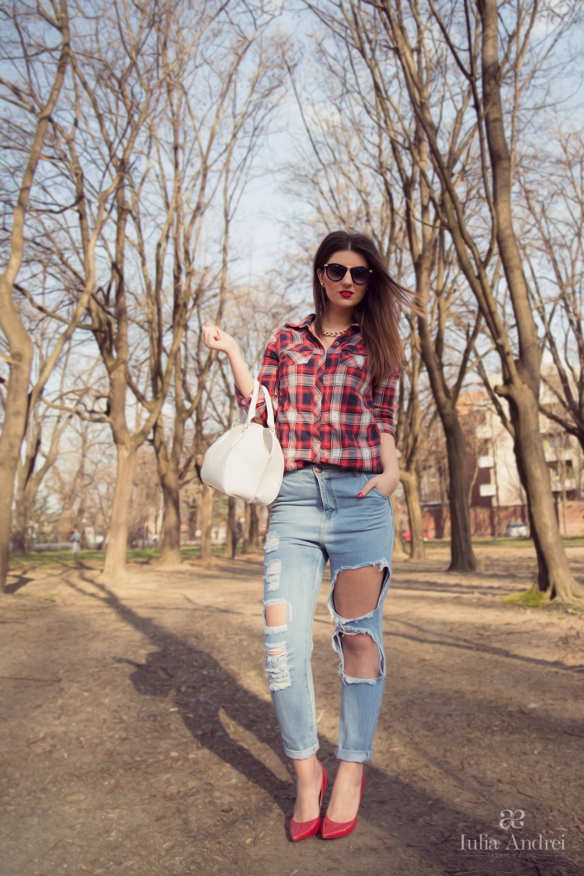 Boyfriend jeans ripped jeans blugi boyfriend rupti inspiratie masculina camasa rosie in carouri Iulia Andrei Fashion Blog