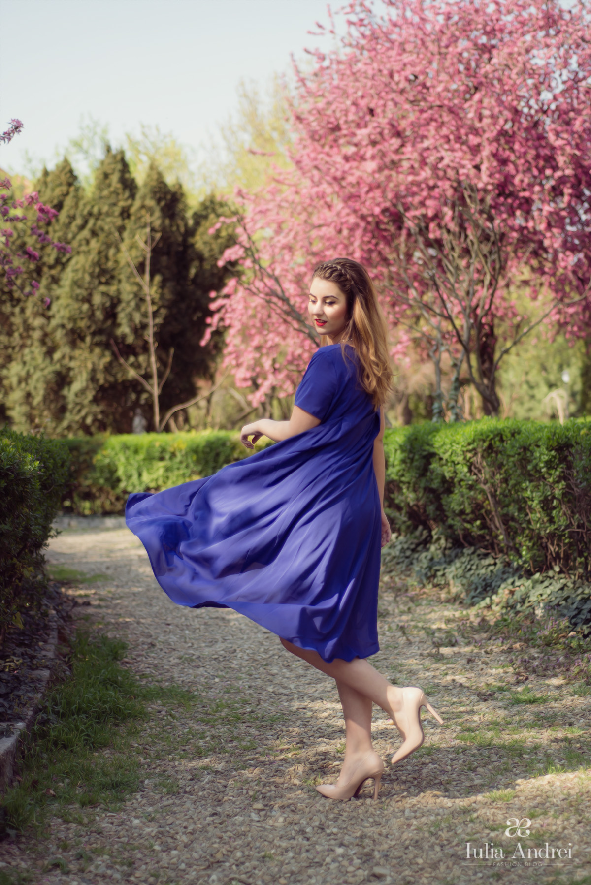 Rochia albastru de cobalt si pantofi nude iulia andrei fashion blog