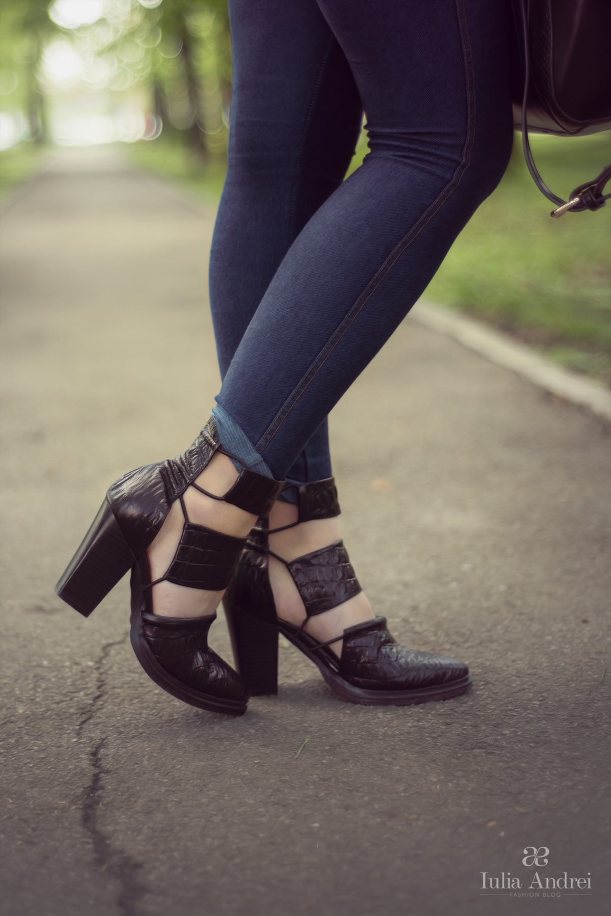 pantofi din piele negrii cu toc in tinuta casual iulia andrei fashion blog
