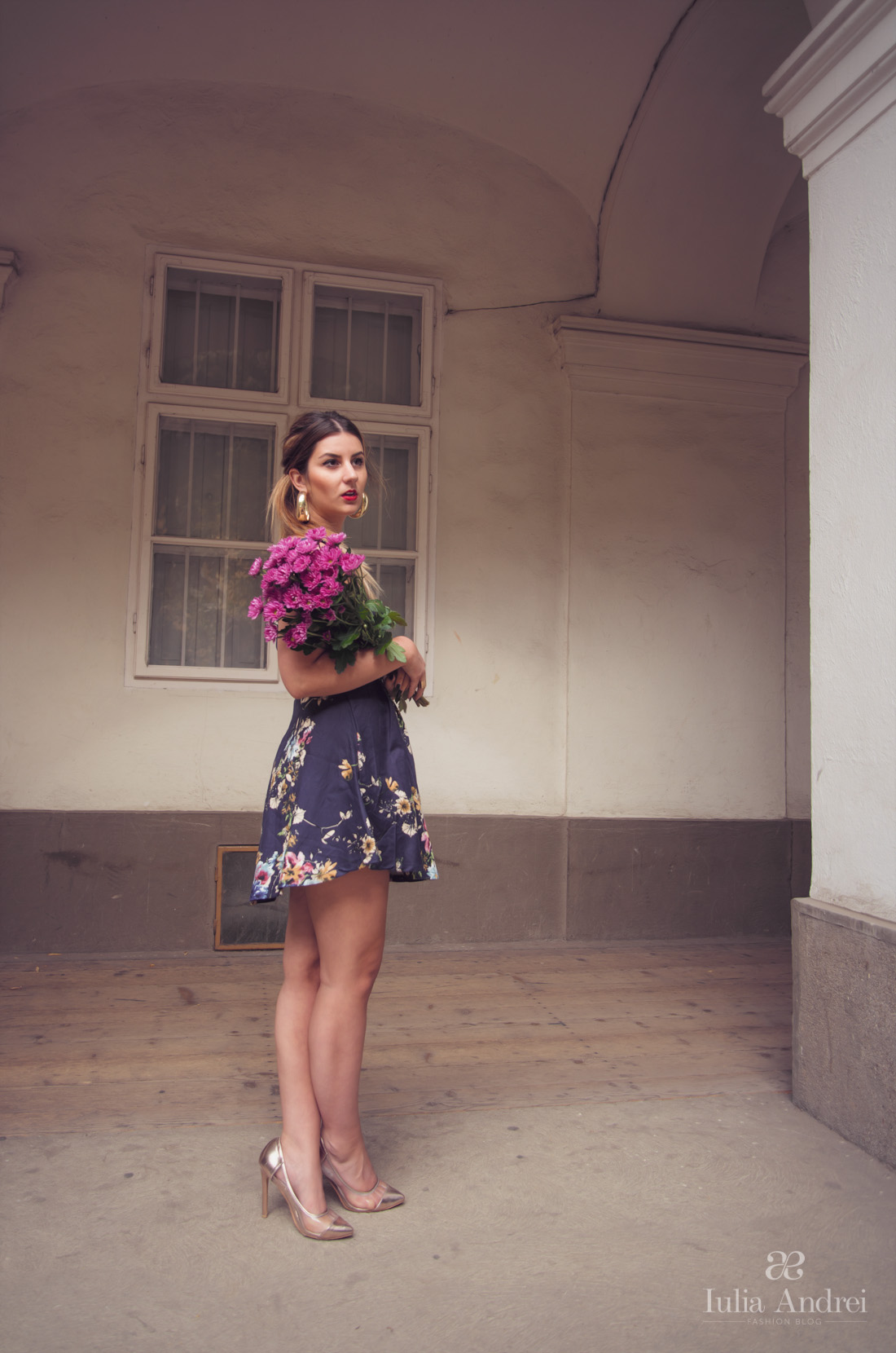 cum purtam imprimeurile florale si stilul feminin rochia albastra cu flori iulia andrei fashion blog
