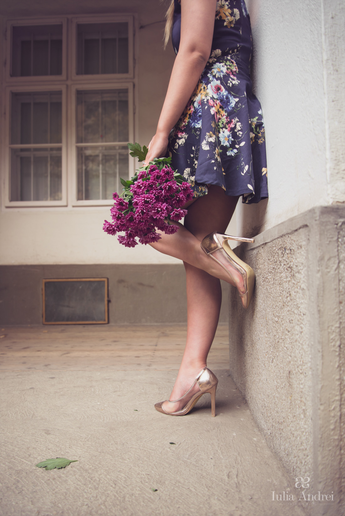 cum purtam imprimeurile florale si stilul feminin rochia albastra cu flori iulia andrei fashion blog