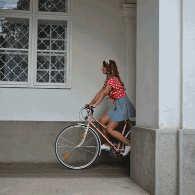 Invitatie la pedalat, Skirtbike Oradea Iulia Andrei Fashion Blog, Camasa rosie cu buline, polka dots fusta din blugi gif