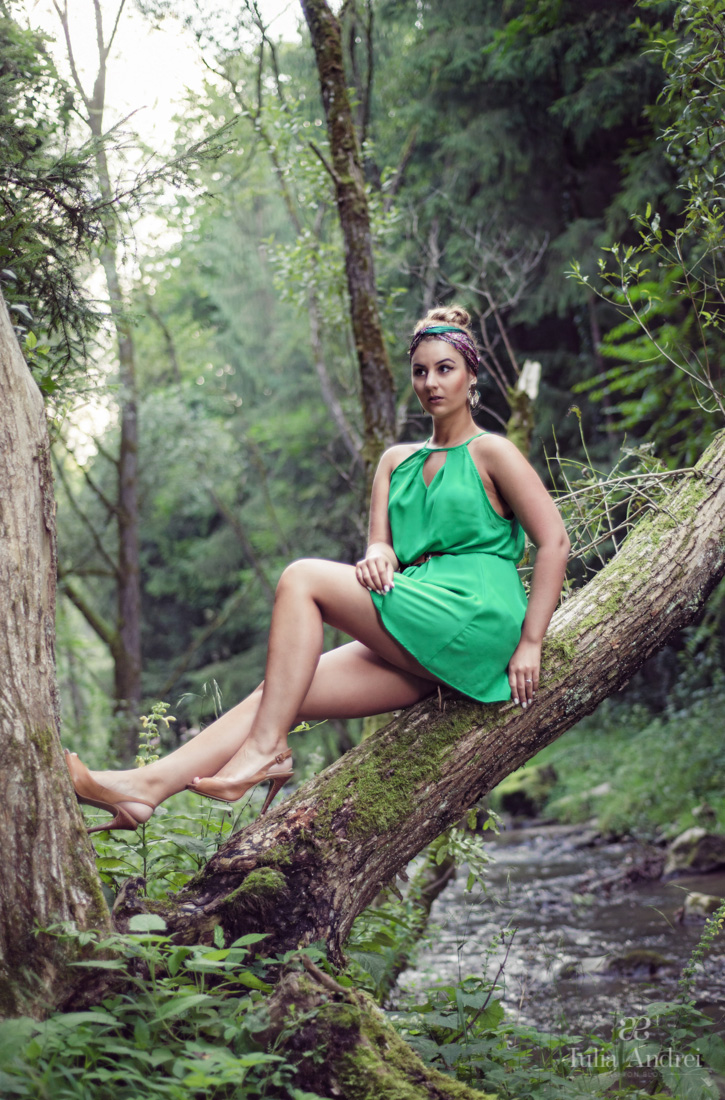 rochia verde into the wild photoshooting in padure valea bratcutei iulia andrei fashion blog