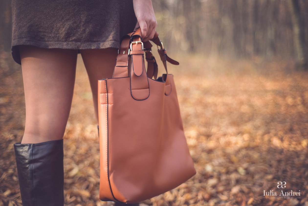 Cum purtam culorile toamnei Geaca de blugi cu imprimeu si geanta maro supradimensionata Iulia Andrei Fashion Blog