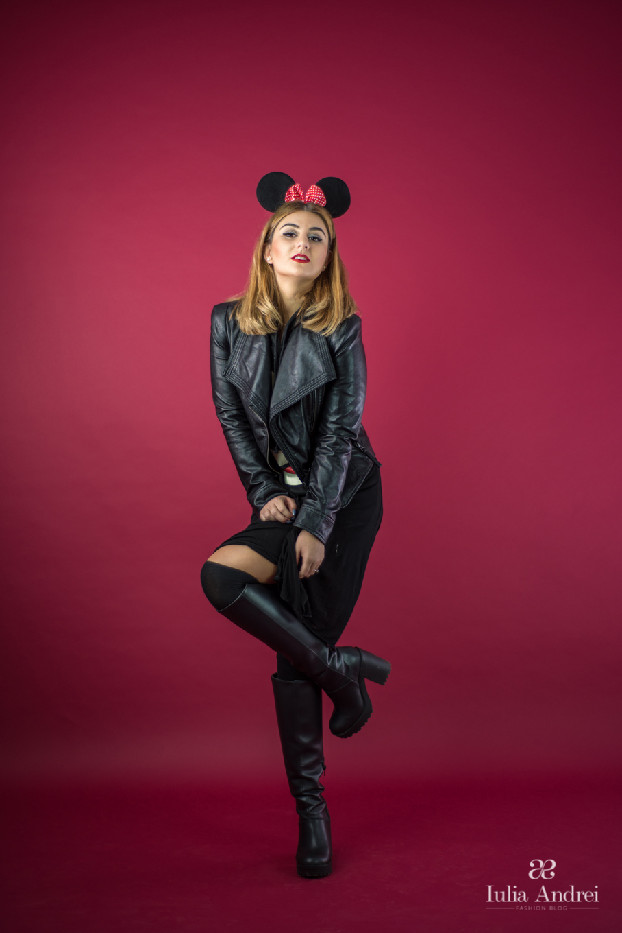 Cum purtăm o ținută jucăușă Puloverul Mickey Mouse Iulia Andrei Fashion Blog