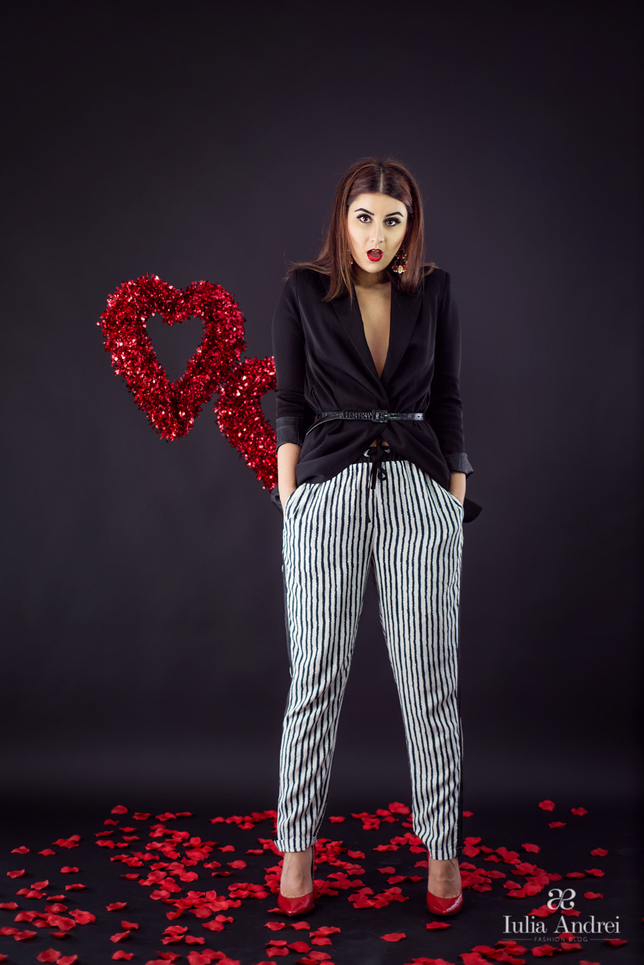 Ținută de inspirație masculină pentru Valentine's Day, Pantaloni in dungi si sacou supradimensionat, Iulia Andrei Fashion Blog 